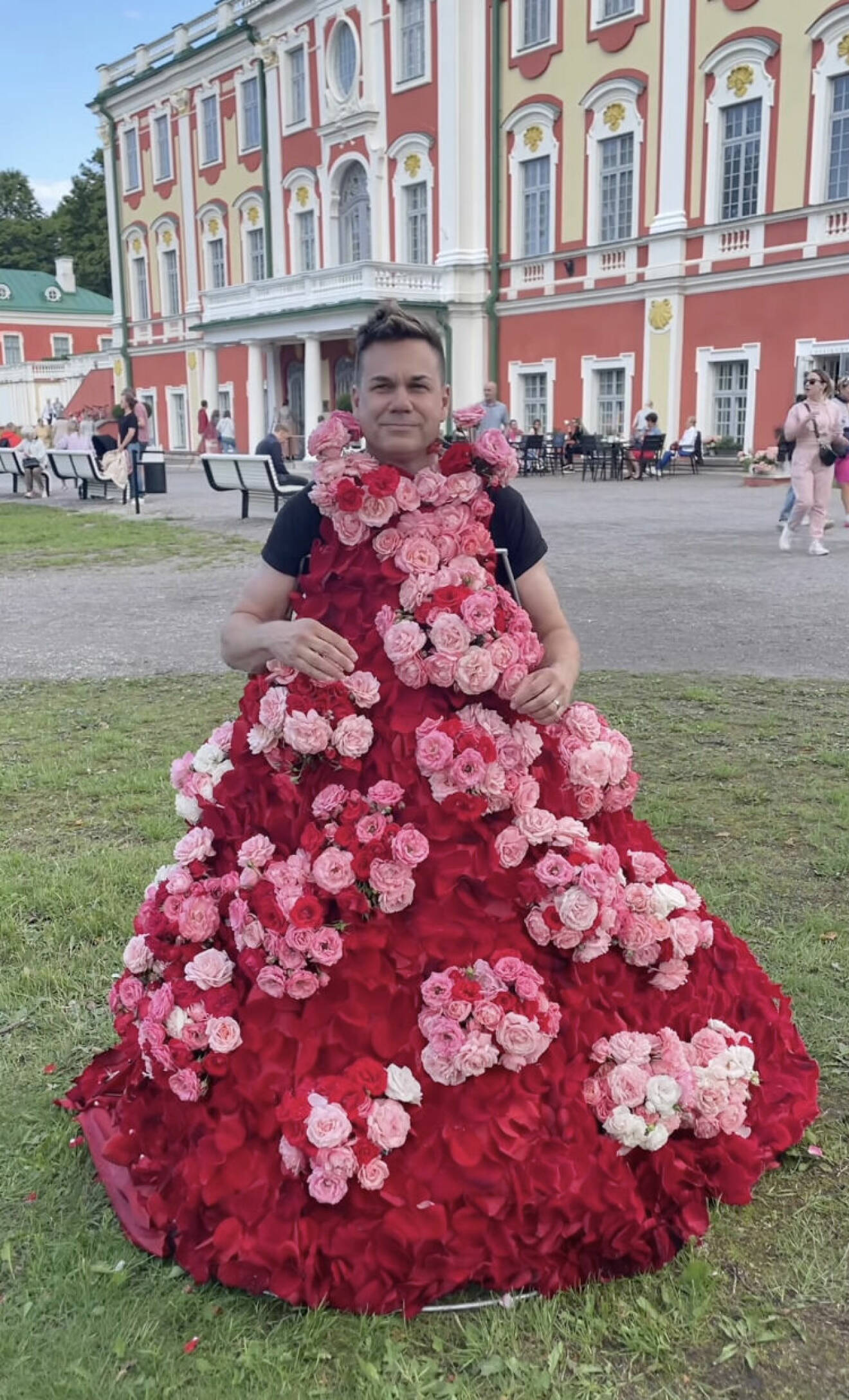 Anders Pihlblad framför en klänning gjord av rosor