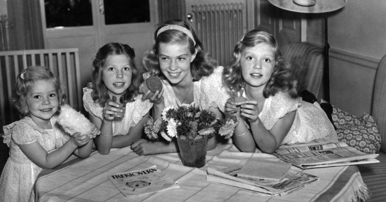 ARKIV 1947. Hagasessorna sitter vid ett bord. Från vänster Christina, Désirée, Margaretha och Birgitta.