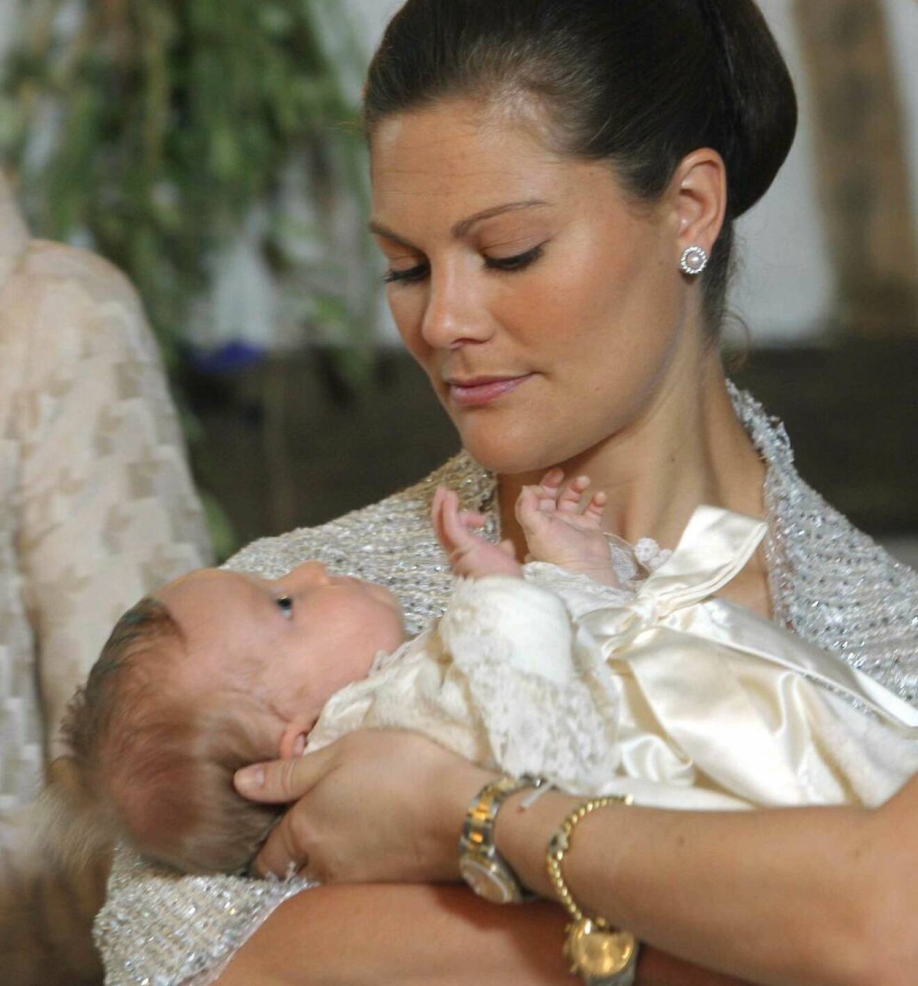 Kronprinsessan Victoria med prinsessan Eléonore vid dopet 2008
