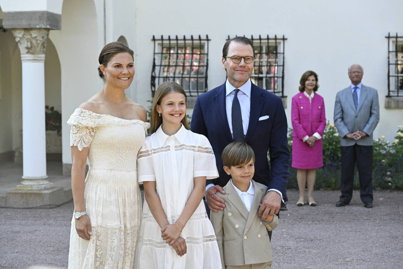 Kronprinsessan Victoria tillsammmans med prins Daniel, prinsessan Estelle och prins Oscar och i bakgrunden kung Carl Gustaf och drottning Silvia i samband med firandet av kronprinsessan Victorias födelsedag på Sollidens slott på Öland.