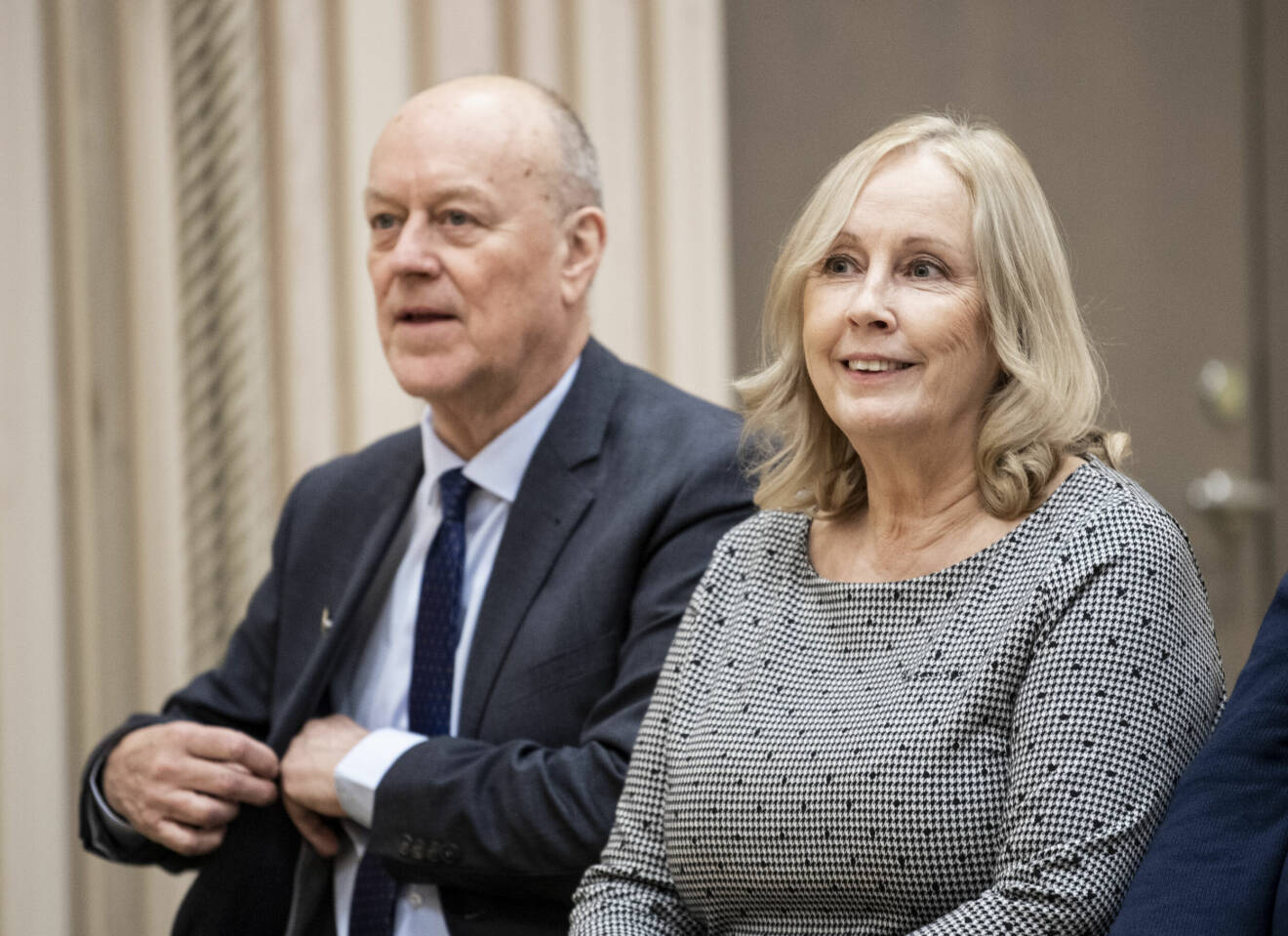 Prinsessan Sofias föräldrar Marie Hellqvist och Erik Hellqvist tittar på ett uppträdande i Älvdalsskolan i samband med invigningen av nya Älvdalsskolan i Älvdalen.