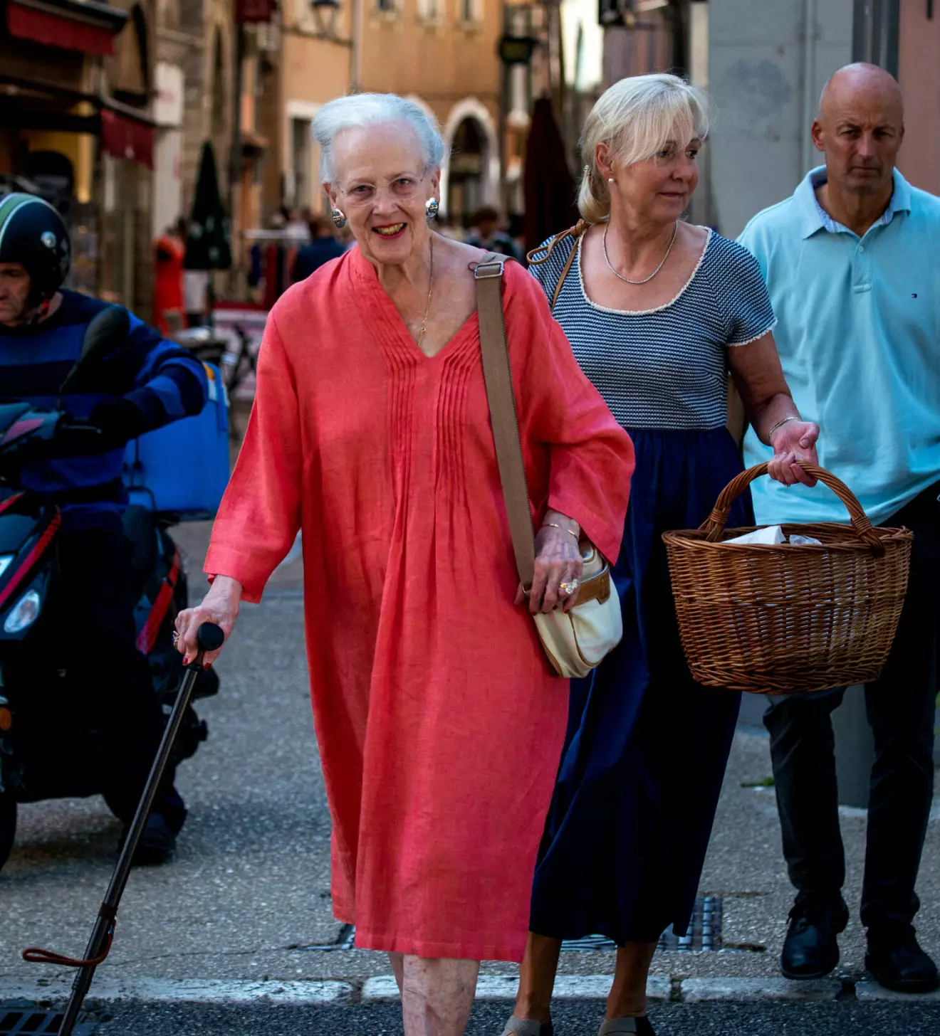 Drottning Margrethe med sin hovdam – de handlar på marknaden i franska staden Cahors