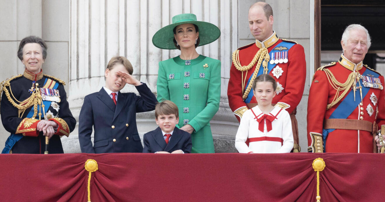 Prinsessan Anne, prins George, prinsessan Kate, prins William, kung Charles, prins Louis och prinsessan Charlotte
