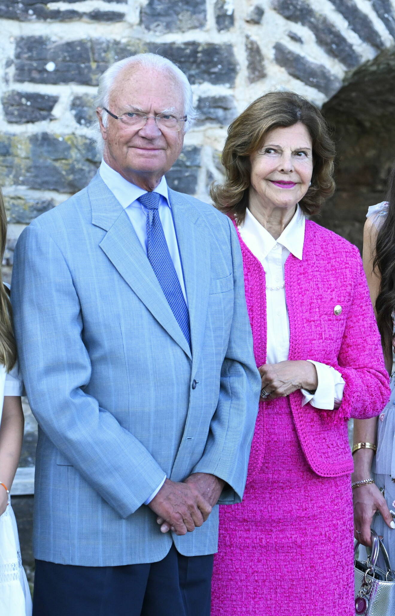 Drottning Silvia och kung Carl Gustaf i samband med firandet av kronprinsessan Victorias födelsedag på Sollidens slott på Öland.