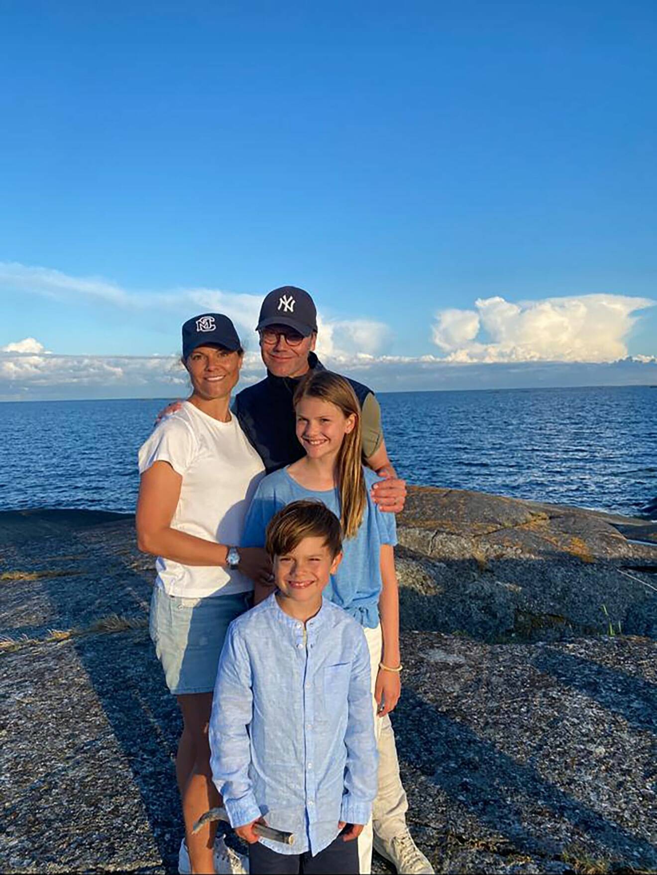 Kronprinsessfamiljen på semestern framför havet