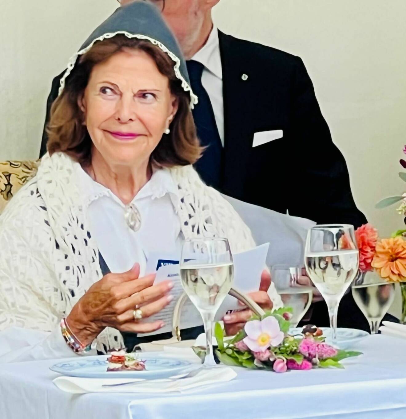 Drottning Silvia vid bordet under De Gamlas Dag 2023 på Ekebyhovs slott