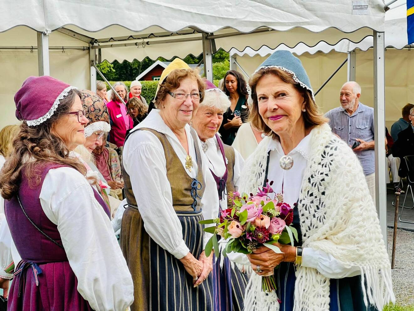 Drottningen med några av deltagarna vid De Gamlas Dag 2023 i Ekebyhovs slottspark