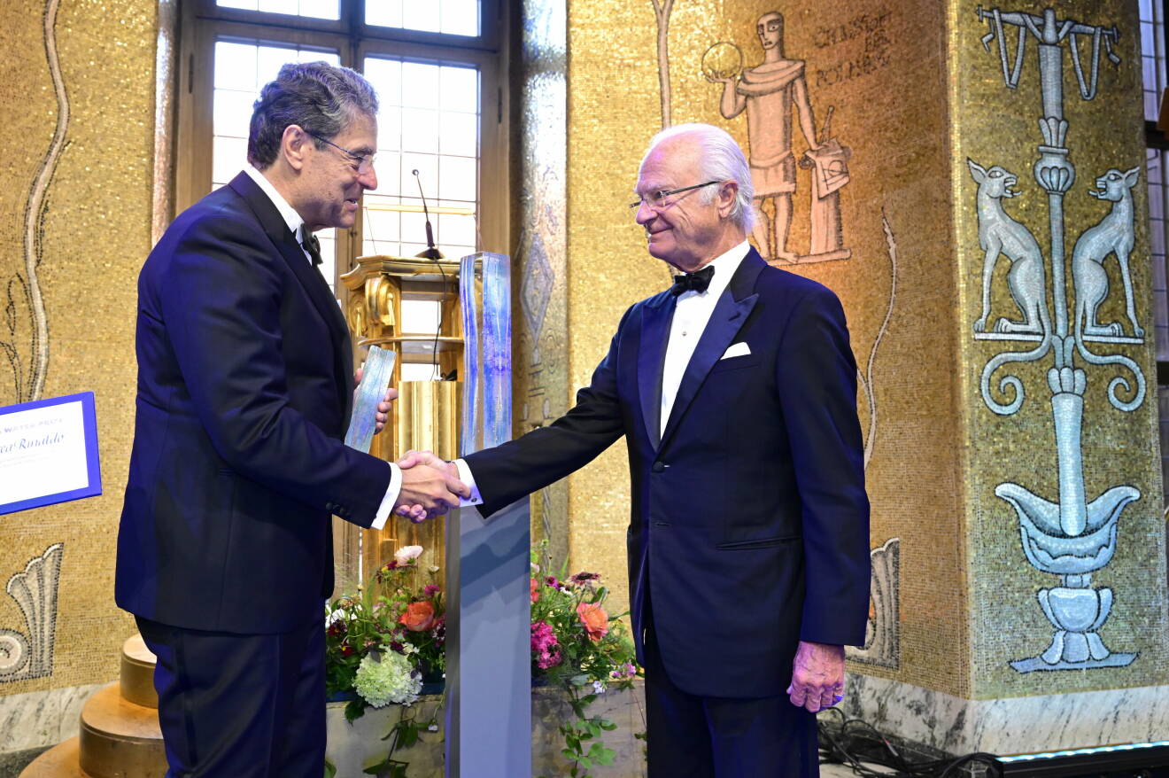 Kungen och professor Andrea Rinaldo vid prisutdelningen av Stockholm Water Prize 2023