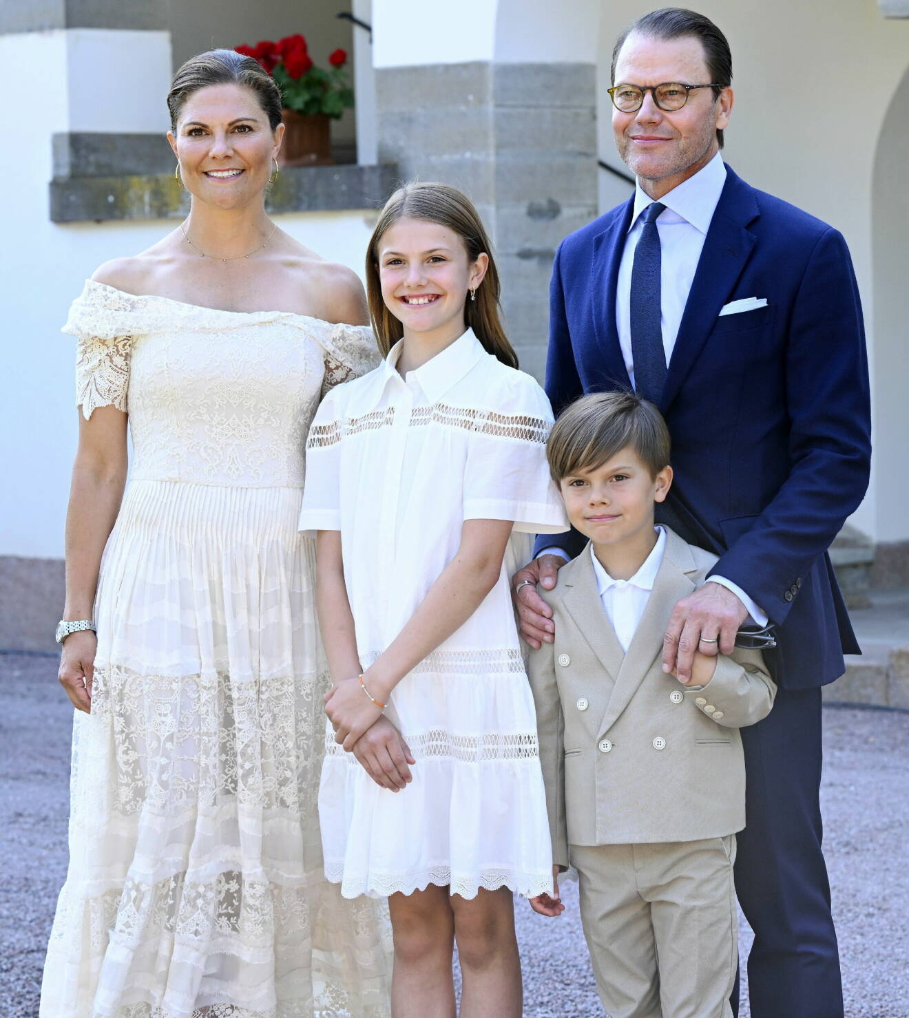 Kronprinsessan Victoria tillsammans med prins Daniel och barnen prinsessan Estelle och prins Oscar i samband med firandet av kronprinsessan Victorias födelsedag på Sollidens slott på Öland.