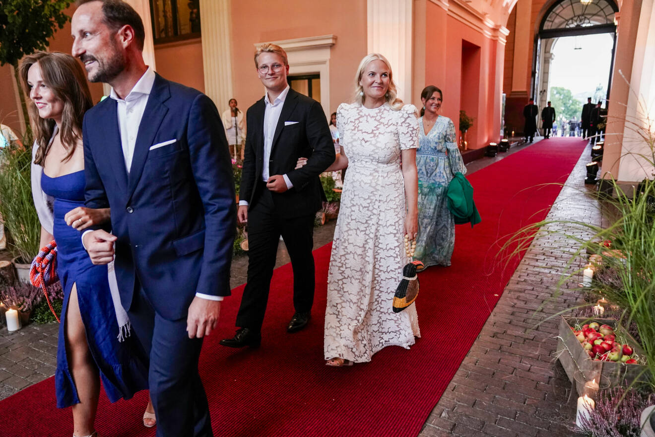 Prinsessan Ingrid Alexandra med kronprins Haakon och prins Sverre Magnus med kronprinsessan Mette-Marit anländer till bakgårdsfesten på Slottet i Oslo på fredag.