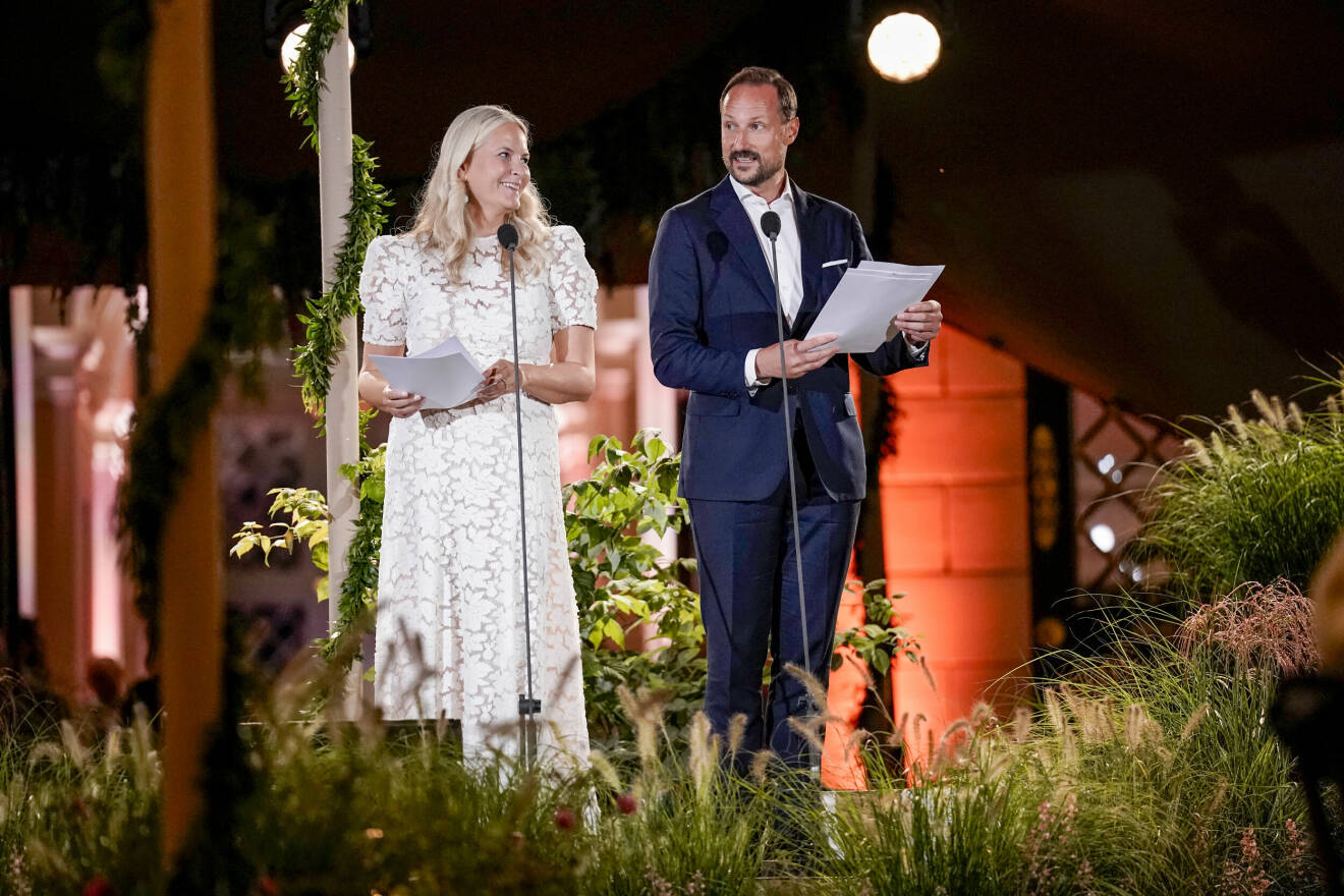 Kronprinsessan Mette-Marit och kronprins Haakon håller tal under bakgårdsfesten på Slottet i Oslo på fredag.