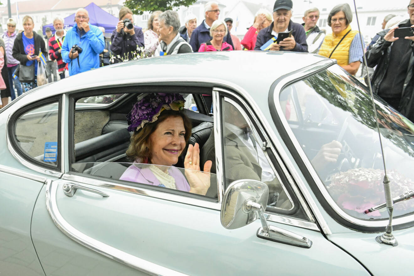 Kung Carl Gustaf och drottning Silvia vid Sollidens slott under Svenska Kungsrallyt på Öland. I år kör de kungens första bil, en Volvo P1800.