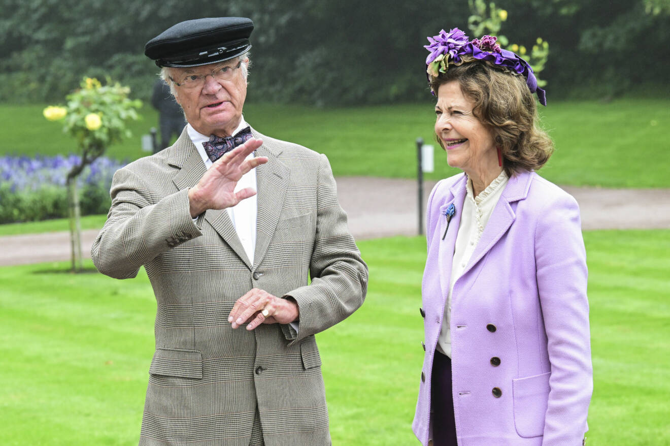 Kung Carl Gustaf och drottning Silvia vid Sollidens slott under Svenska Kungsrallyt på Öland.