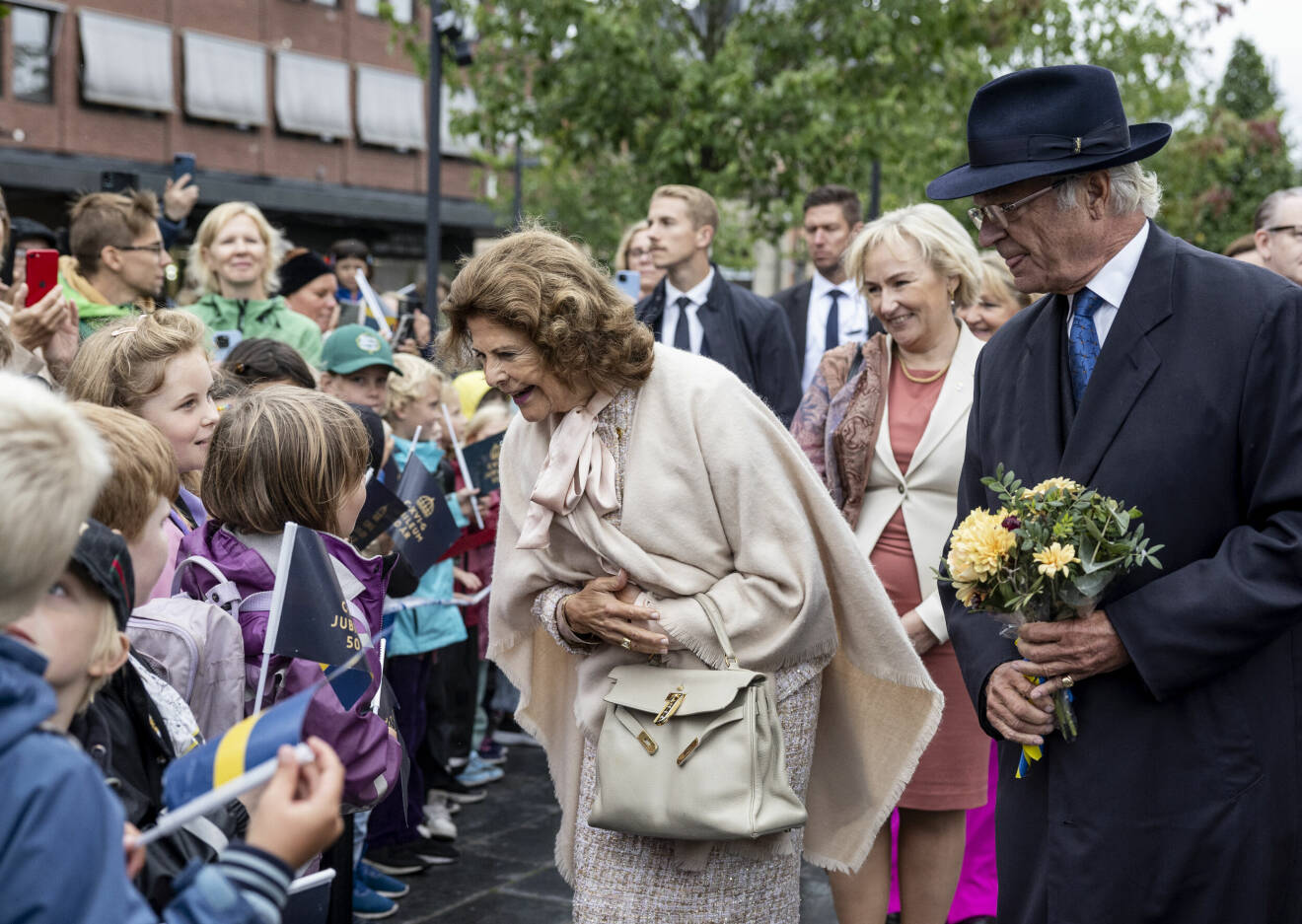 Drottning Silvia och kungen hälsar på folket i Umeå