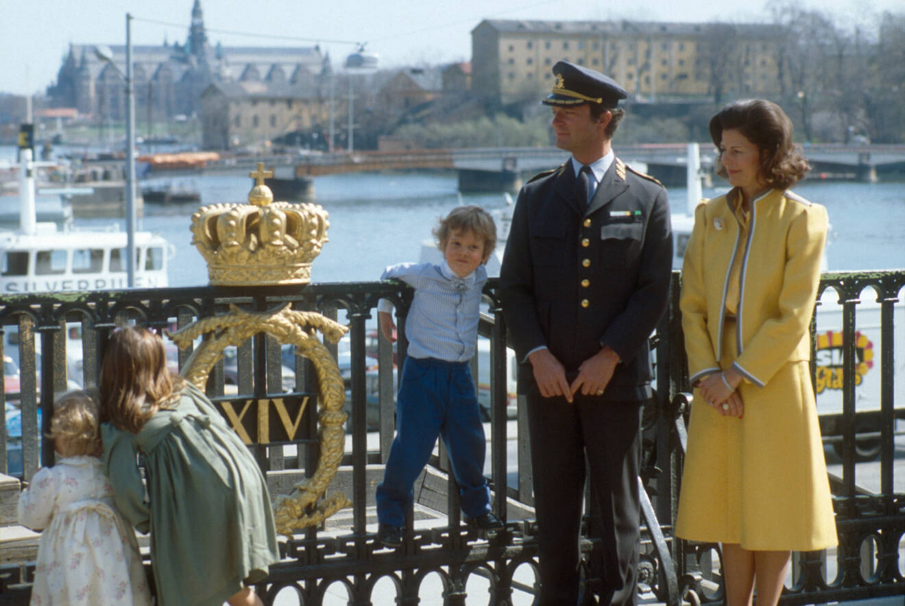 Prinsessan Madeleine, kronprinsessan Victoria, prins Carl Philip, kung Carl XVI Gustaf, drottning Silvia Kungafamiljen på slottstrappan, 1984