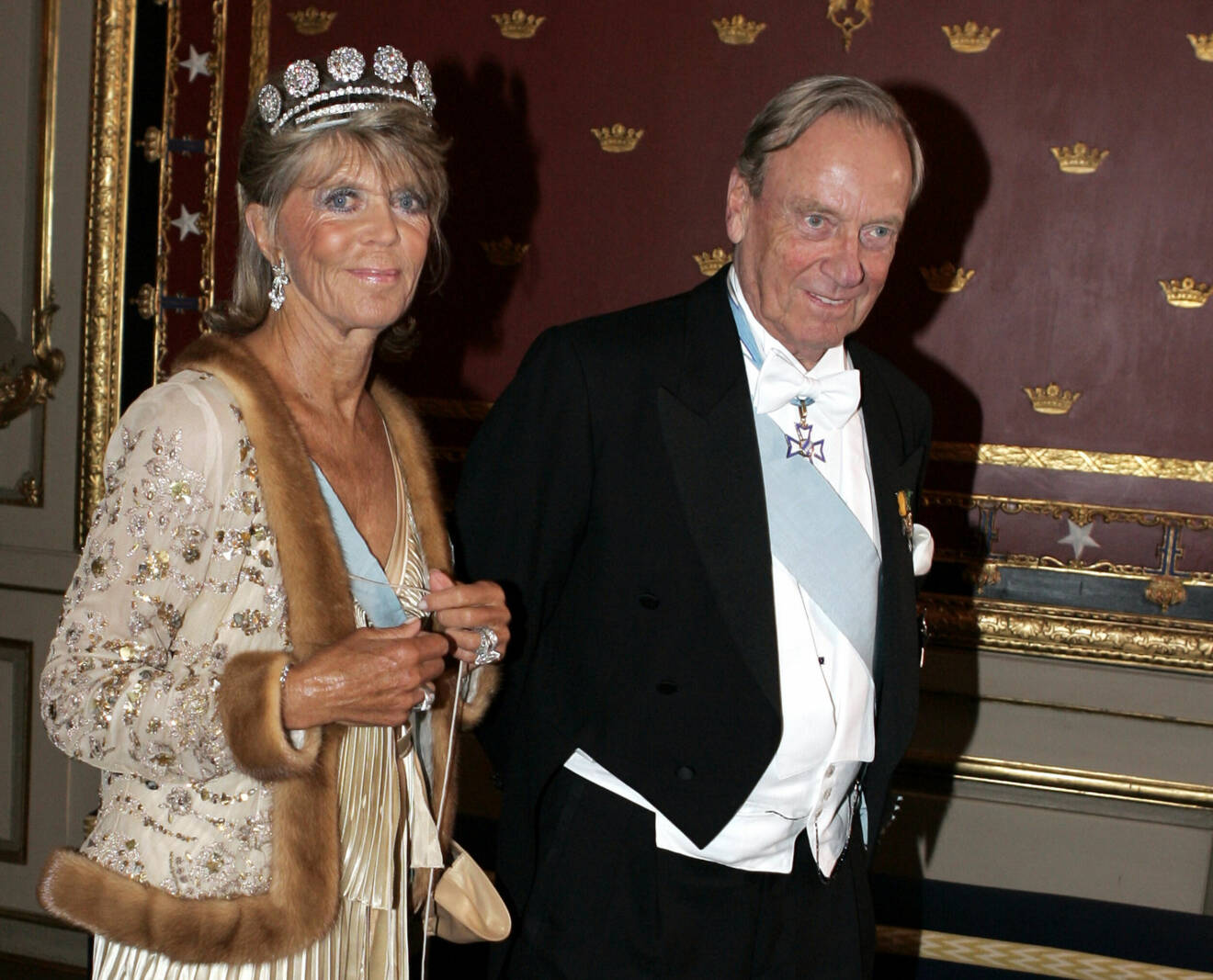 Kung Carl XVI Gustaf fyller 60 år. Prinsessan Birgitta och prins Johann Georg av Hohenzollern anländer till hyllningskonserten på Stockholms slott med anledning av kungens 60-årsdag på valborgsmässoaftons kväll.