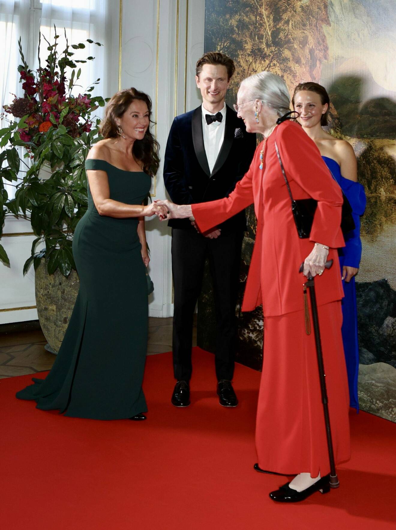 Drottning Margrethe med Sidse Babett Knudsen på premiären av ”Ehrengard: Förförelsens Konst“ i Köpenhamn