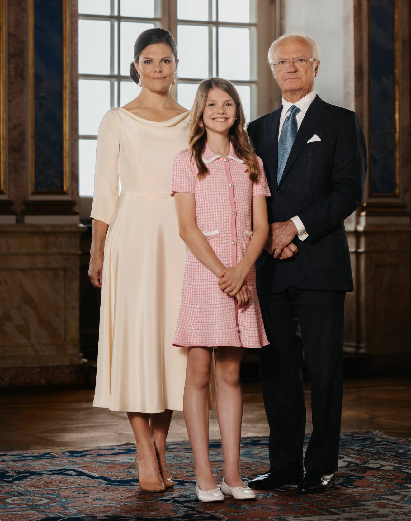 Kungen, kronprinsessan Victoria och prinsessan Estelle på hovets officiella bild 2023