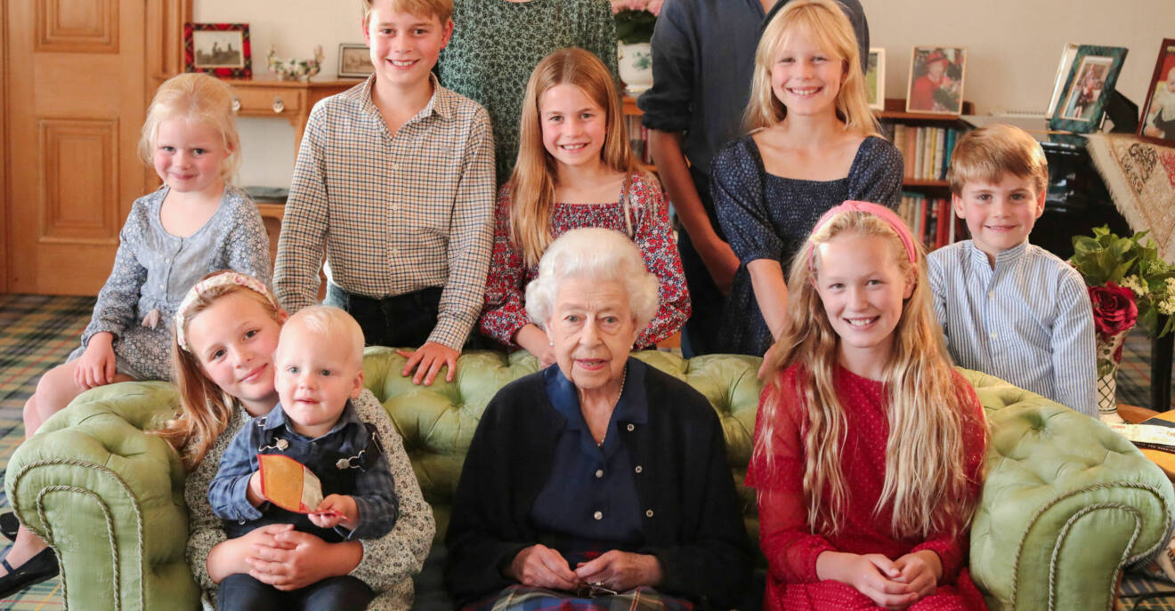 Drottning Elizabeth med sina barnbarnsbarn