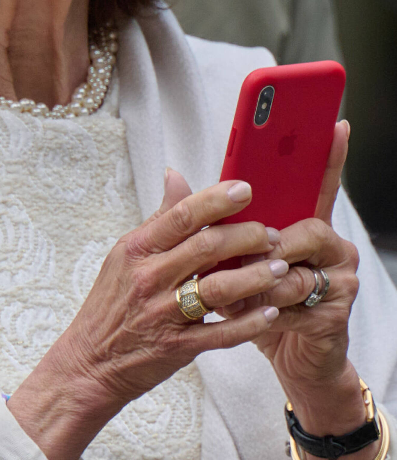 Drottning Silvias mobil med rött mobilskal