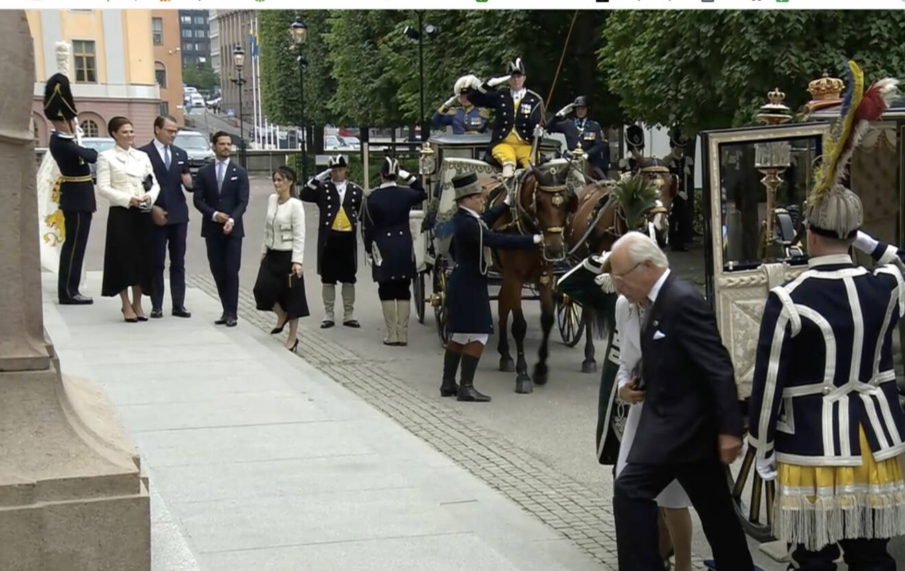 Kronprinsessan Victoria, prins Daniel och prins Carl Philip och prinsessan Sofia anländer till Riksdagen