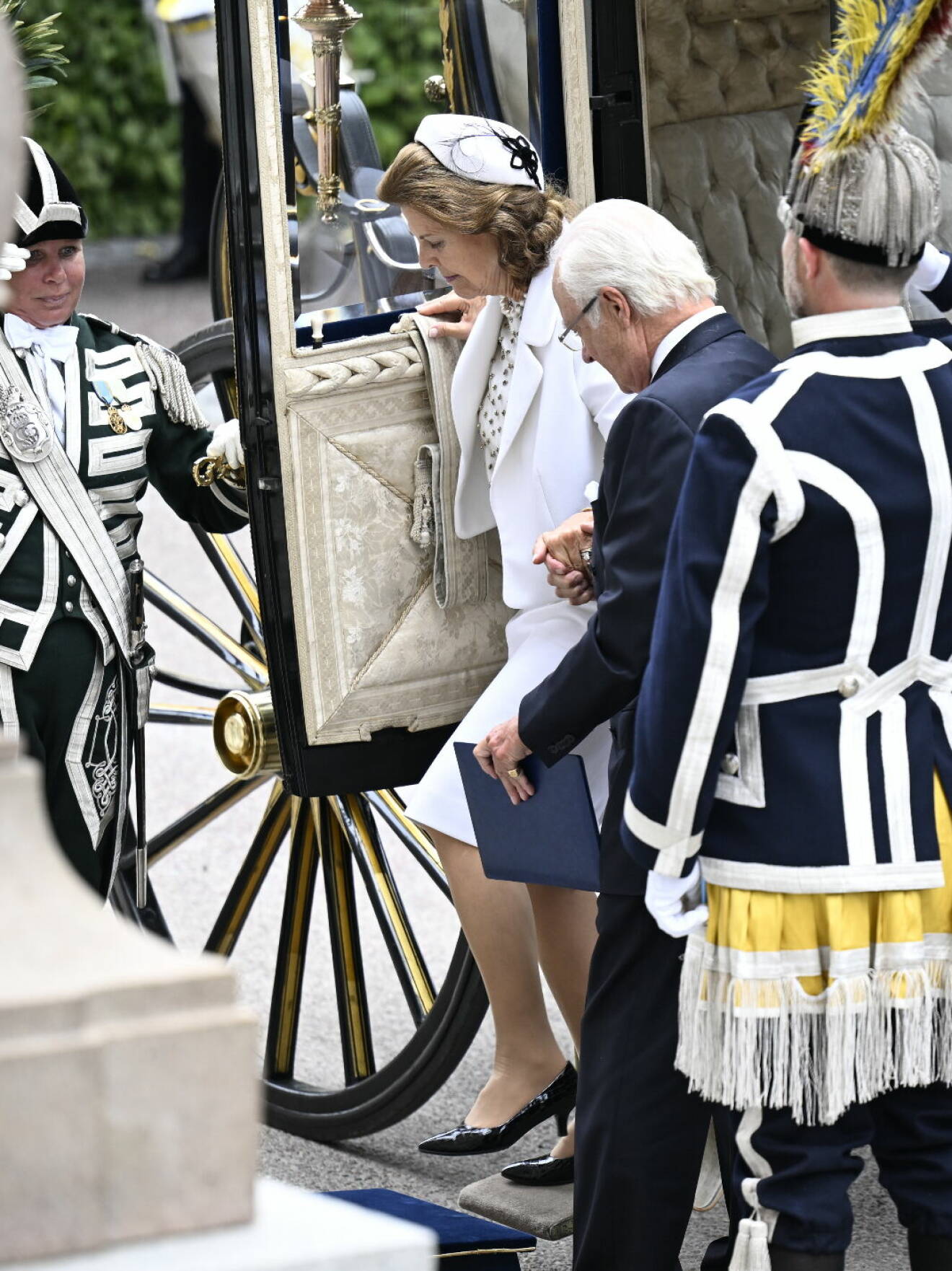 Kungen och drottning Silvia stiger ur Sjuglasvagnen vid Riksmötet 2023