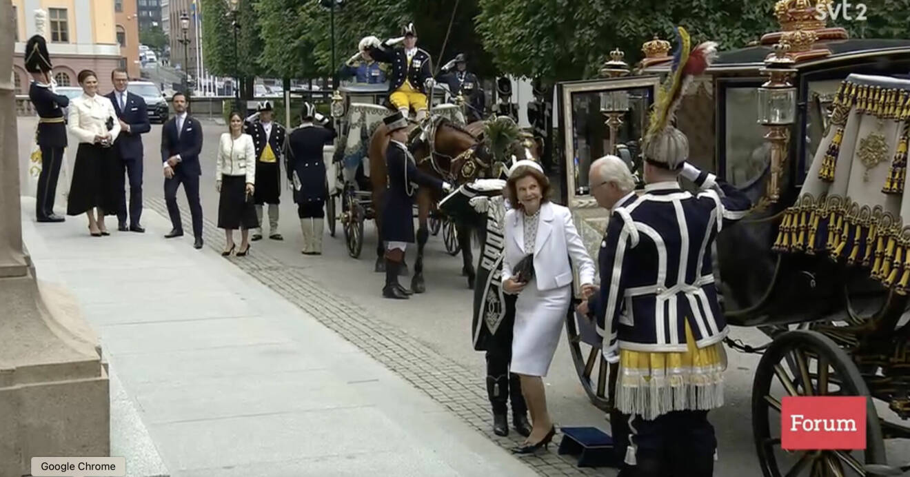 Drottning Silvia och kung Carl Gustaf håller i handen utanför riksdagen