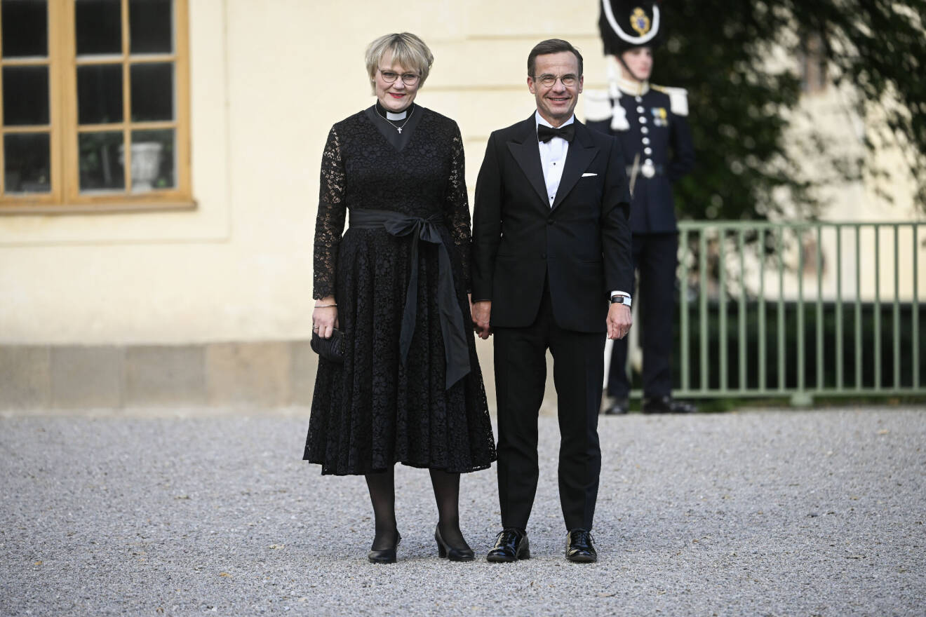 Statsminister Ulf Kristersson (M) och hans fru Birgitta Kristersson Ed anländer till kvällens jubileumsföreställning på Drottningholms slottsteater med anledning av kungens 50-årsjubileum.