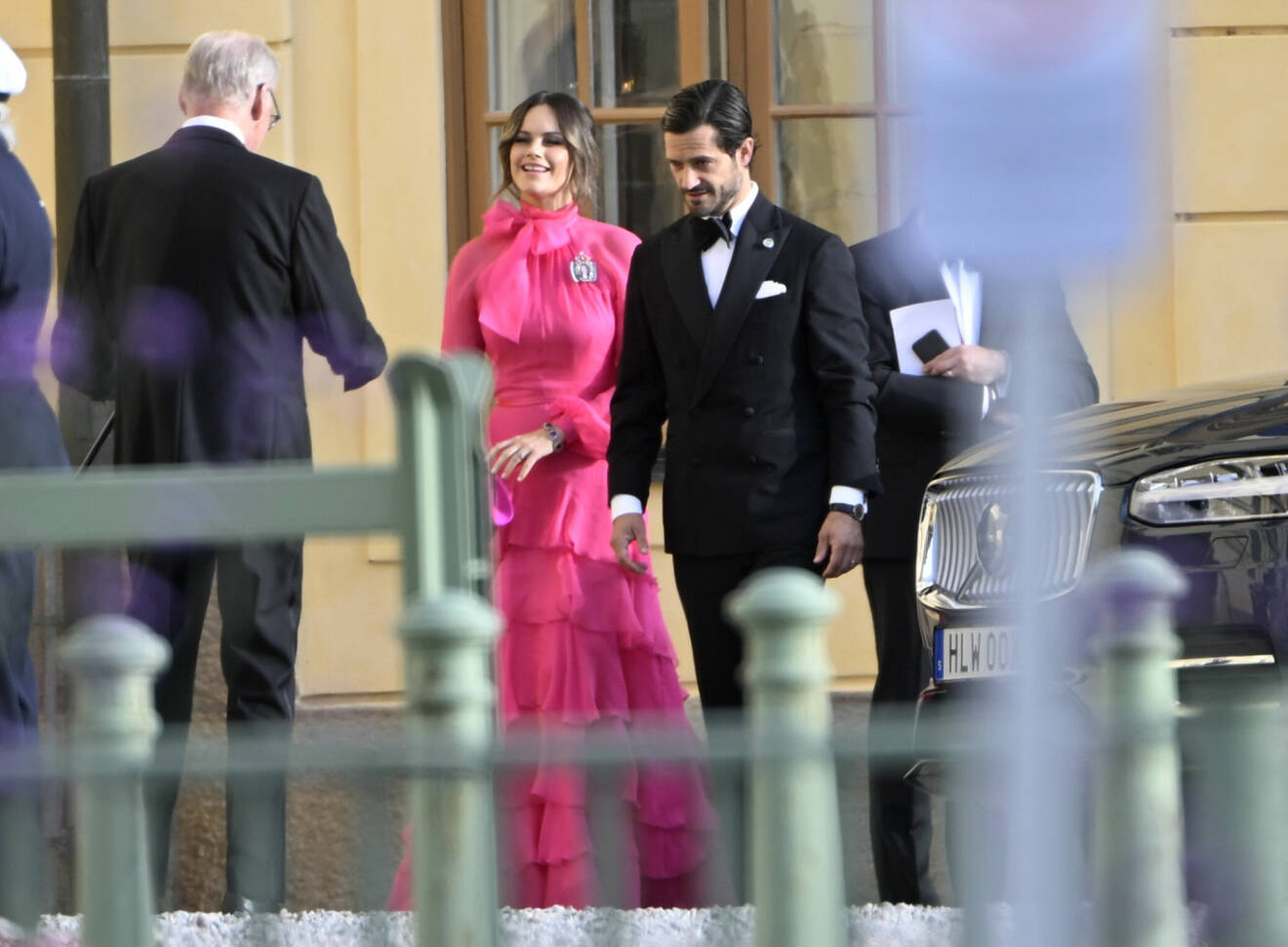 Prinsessan Sofia och prins Carl Philip anländer till kvällens jubileumsföreställning på Drottningholms slottsteater med anledning av kungens 50-årsjubileum.
