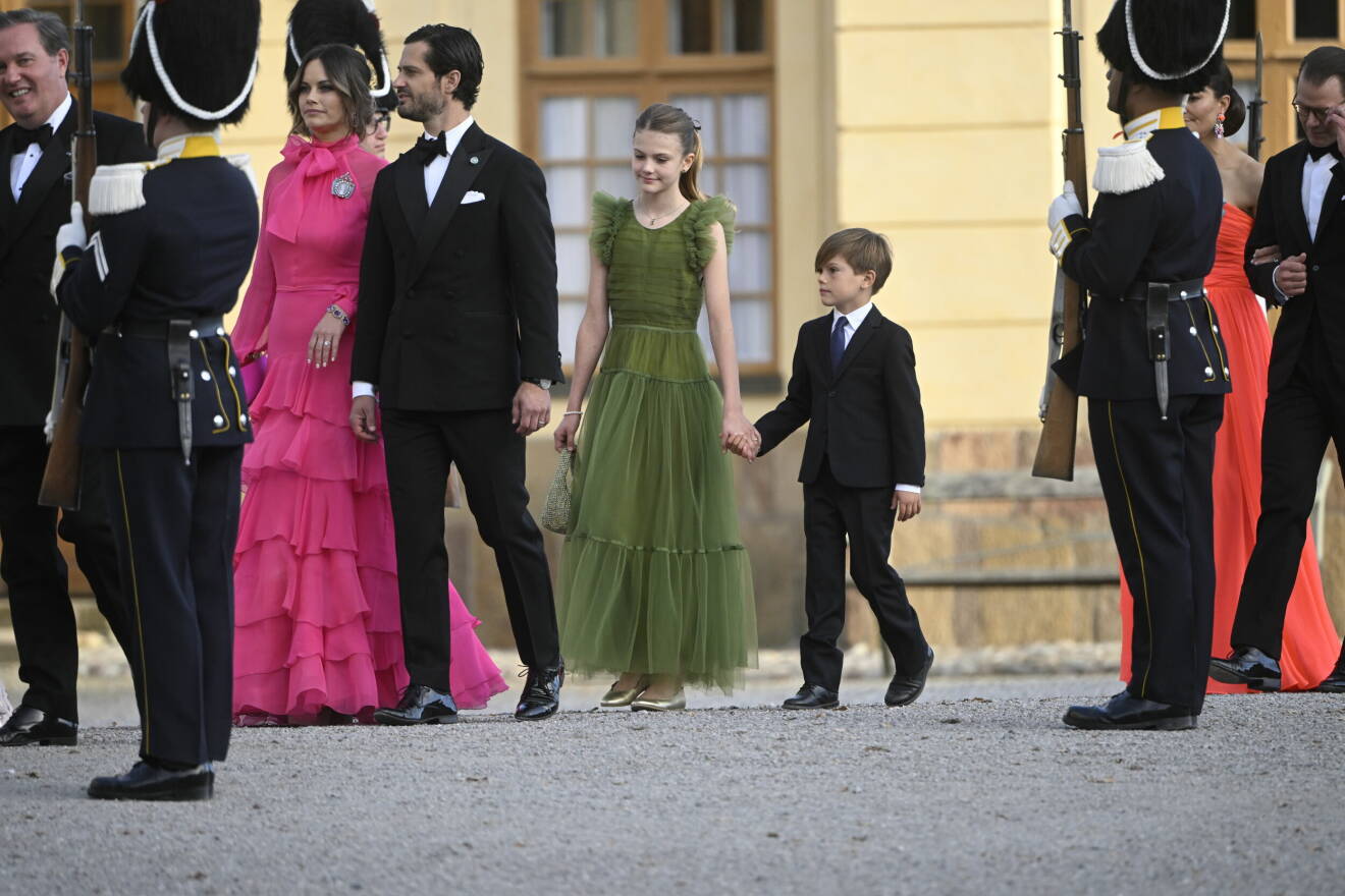 Prinsessan Sofia, prins Carl Philip och prinsessan Estelle anländer till kvällens jubileumsföreställning på Drottningholms slottsteater med anledning av kungens 50-årsjubileum.