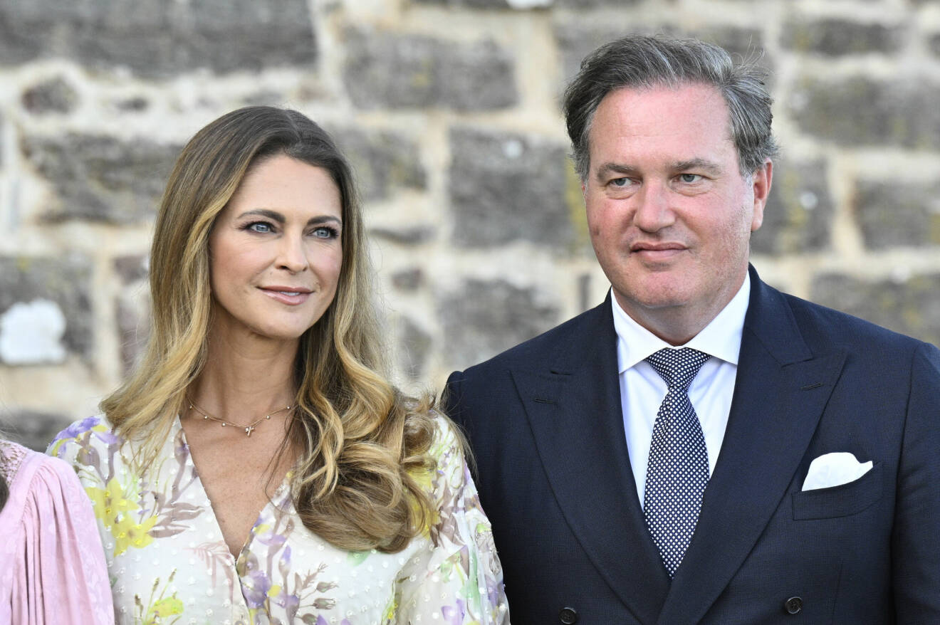Prinsessan Madeleine och Christopher O'Neill har anlänt till Borgholms slottsruin för Victoriakonserten och det fortsatta firandet av kronprinsessan Victorias födelsedag på Öland.