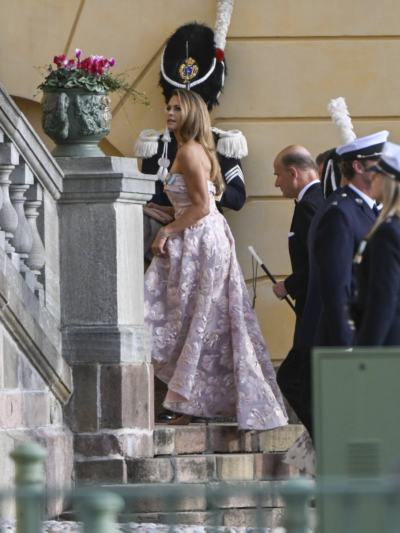 Prinsessan Madeleine anländer till kvällens jubileumsföreställning på Drottningholms slottsteater med anledning av kungens 50-årsjubileum.