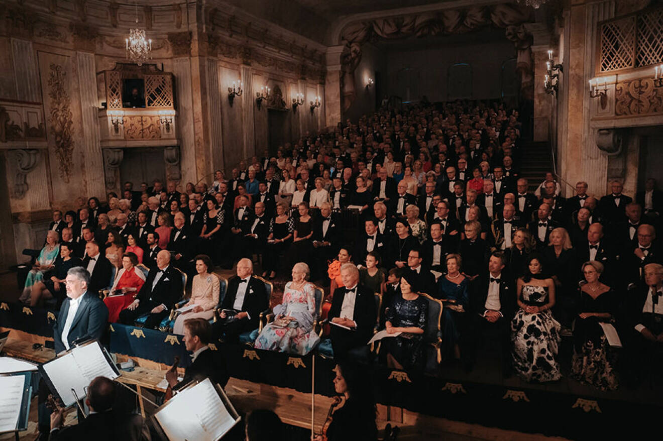 Publiken på kungens jubileumsföreställning på Drottningholms slottsteater