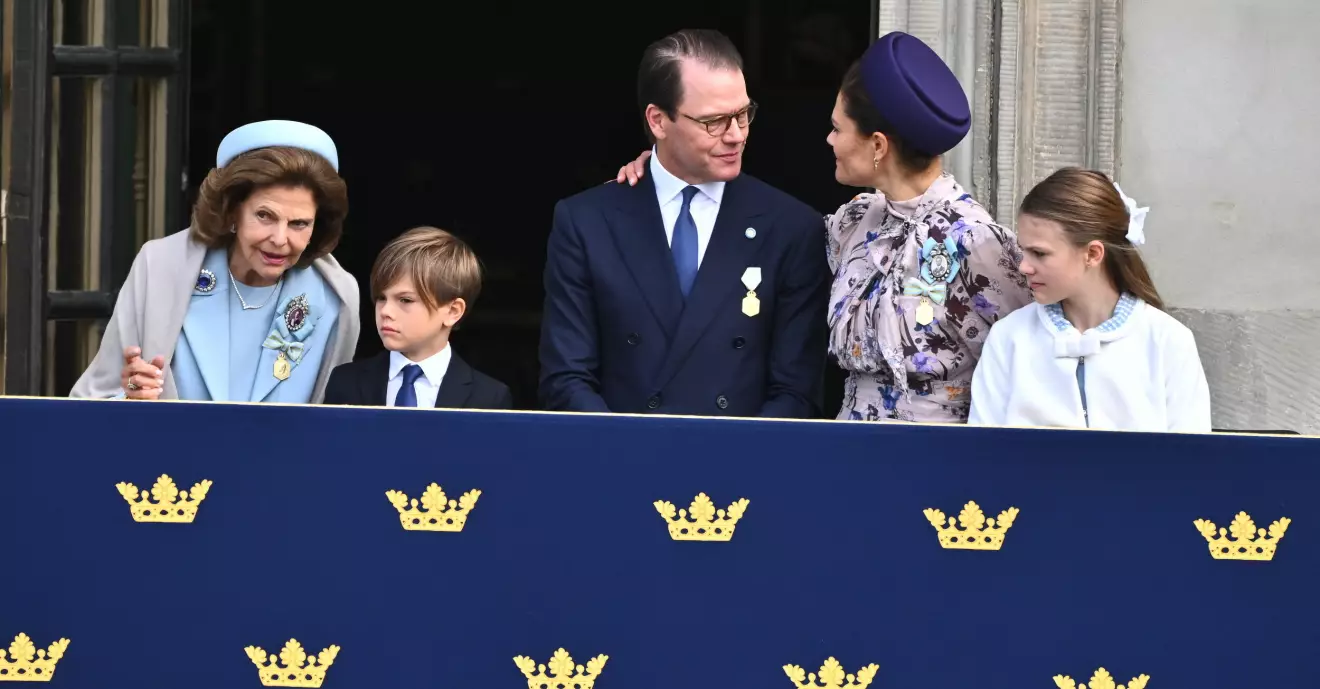Drottning Silvia, prins Oscar, prins Daniel, kronprinsessan Victoria och prinsessan Estelle tittar på från balkonen under högvaktsavlösningen.