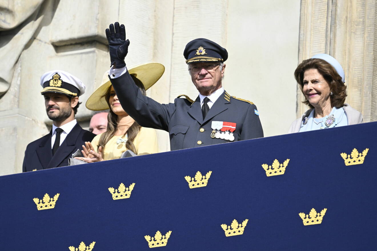 Prinsessan Madeleine, prins Carl Philip, prinsessan Sofia, kung Carl Gustaf och drottning Silvia lyssnar på sångarhyllningen på yttre borggården på Stockholms slott med anledning av kung Carl XVI Gustafs 50-årsjubileum på tronen.