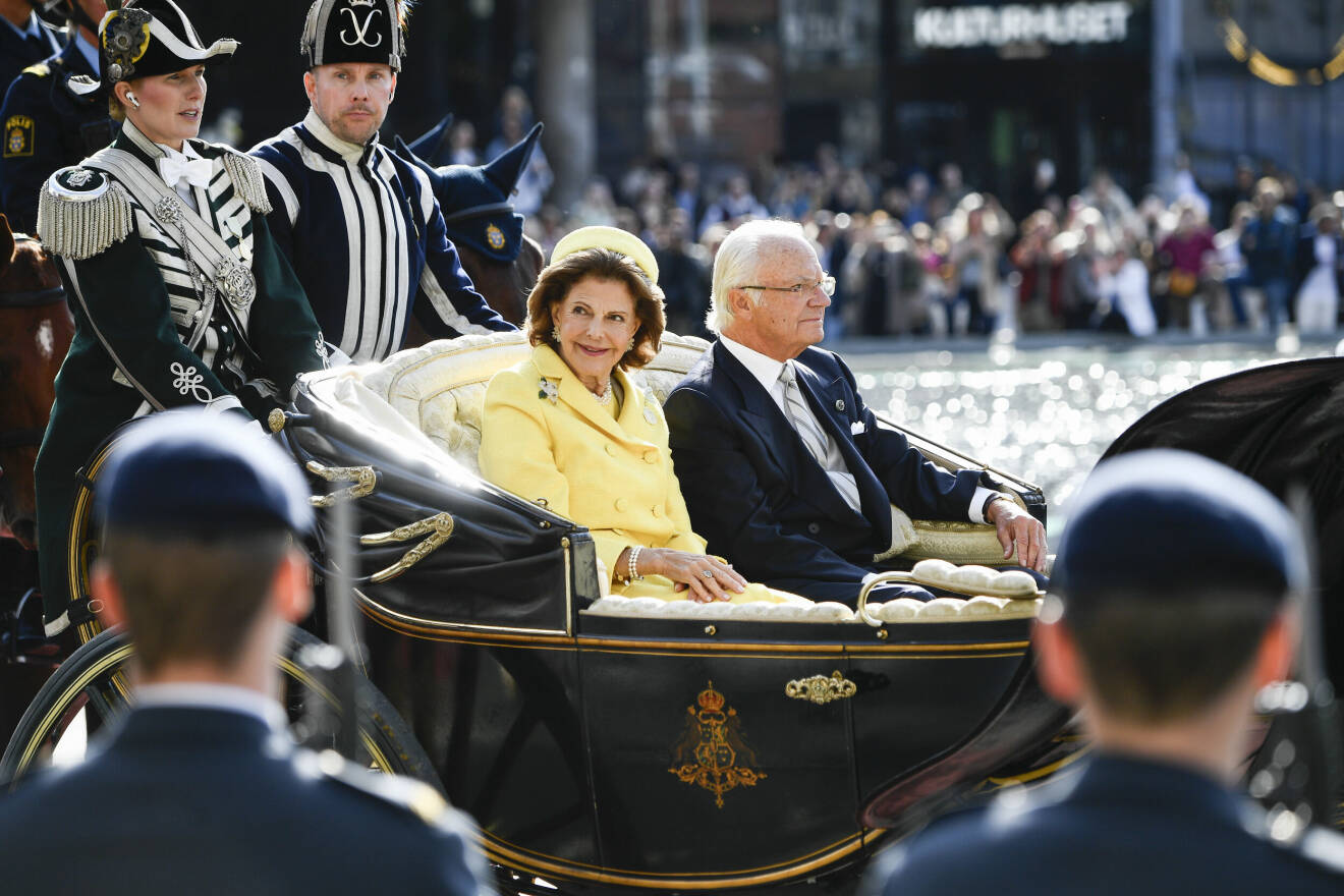 Kung Carl Gustaf och drottning Silvia i kortege med häst och vagn genom centrala Stockholm under lördagen i samband med kung Carl XVI Gustafs 50-årsjubileum på tronen