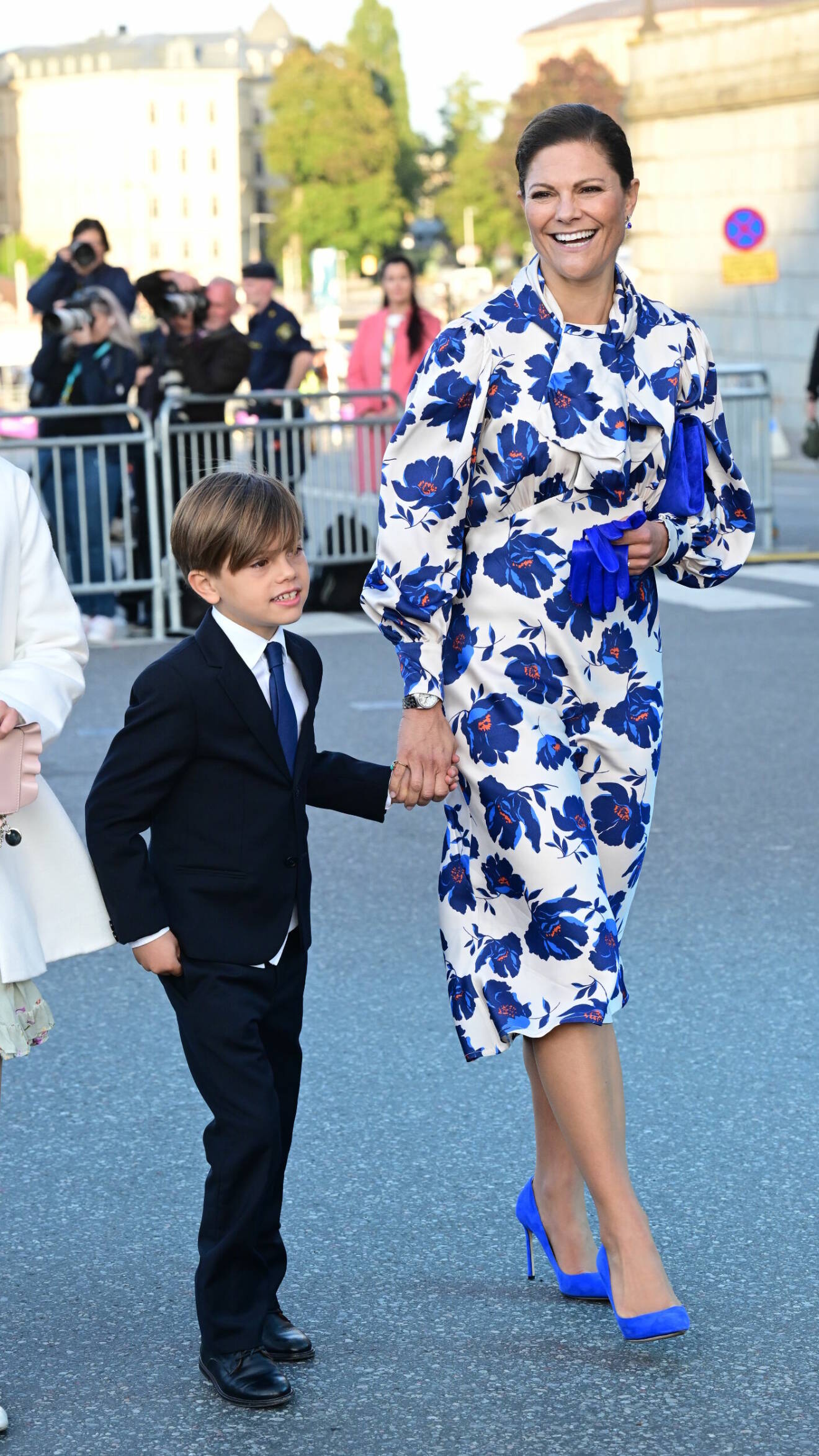Prins Oscar och kronprinsessan Victoria vid firandet när Stockholm stad arrangerar en jubileumskonsert på Norrbro under lördagen i samband med kung Carl XVI Gustafs 50-årsjubileum på tronen.