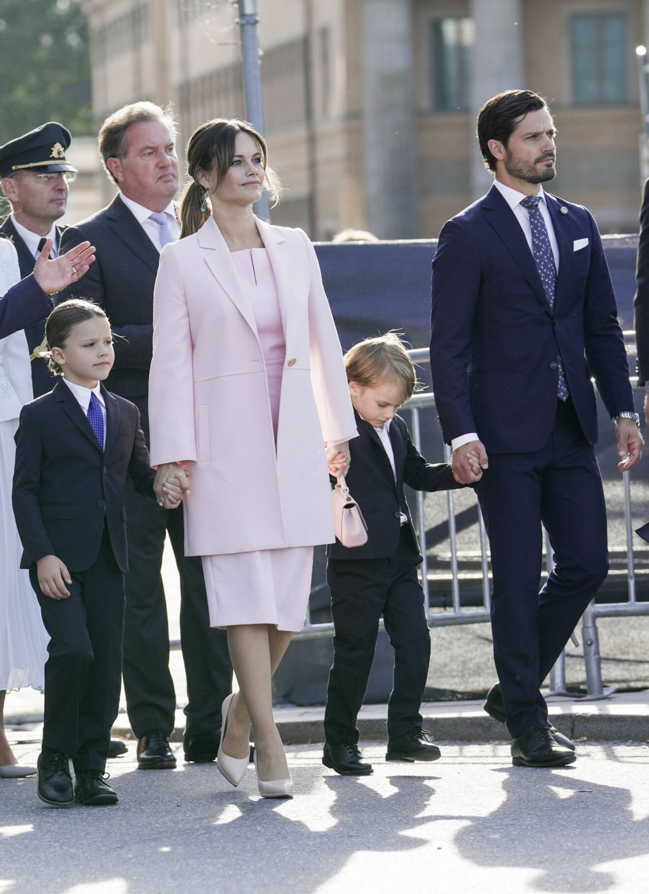 Prinsessan Madeleine, Christopher O'Neill, prinsessan Sofia och prins Carl Philip med barnen prins Alexander och prins Gabriel anländer till jubileumskonserten som Stockholm stad arrangerar på Norrbro i samband med kung Carl XVI Gustafs 50-årsjubileum på tronen.