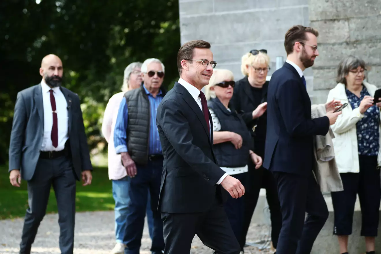 Statsminister Ulf Kristersson var på plats vid bröllopet.