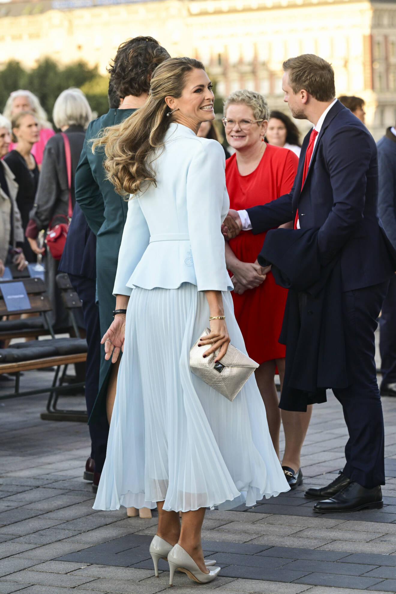 Prinsessan Madeleine i ljusblått under kungens konsert i Stockholm