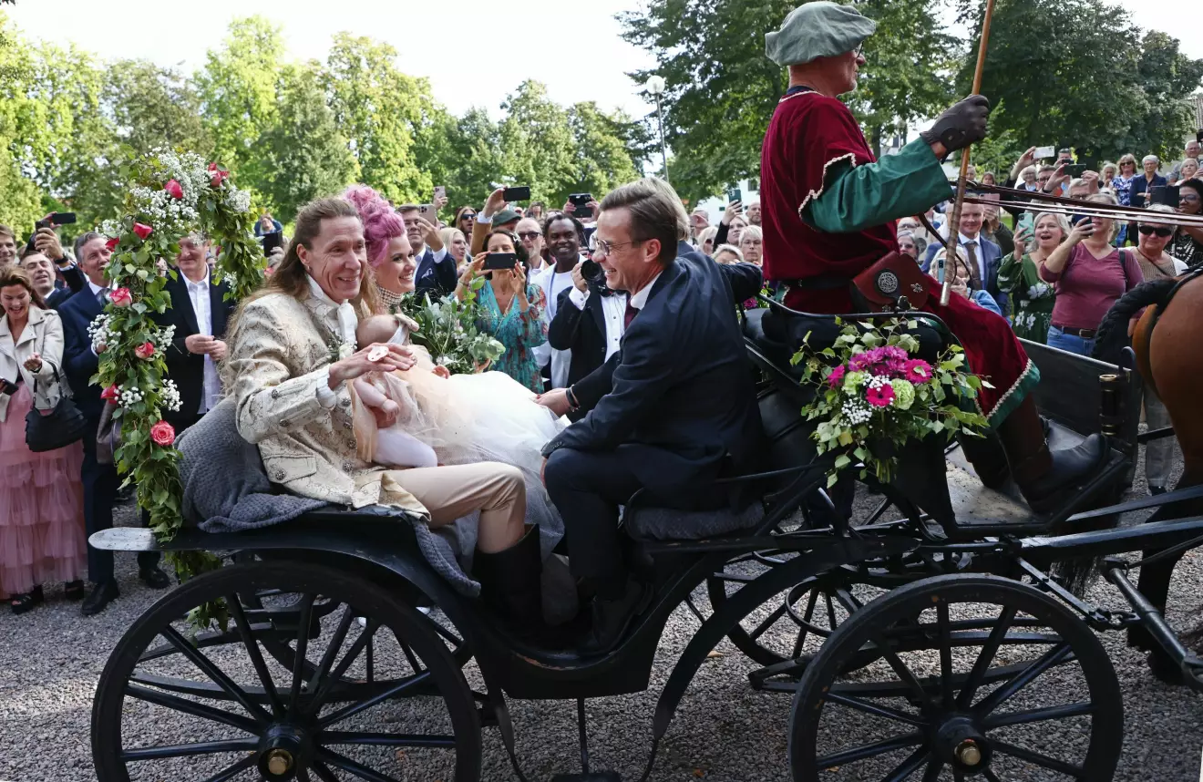 Melinda Jacobs, E-Type, Ulf Kristersson och Birgitta Ed åker häst och vagn efter bröllopet