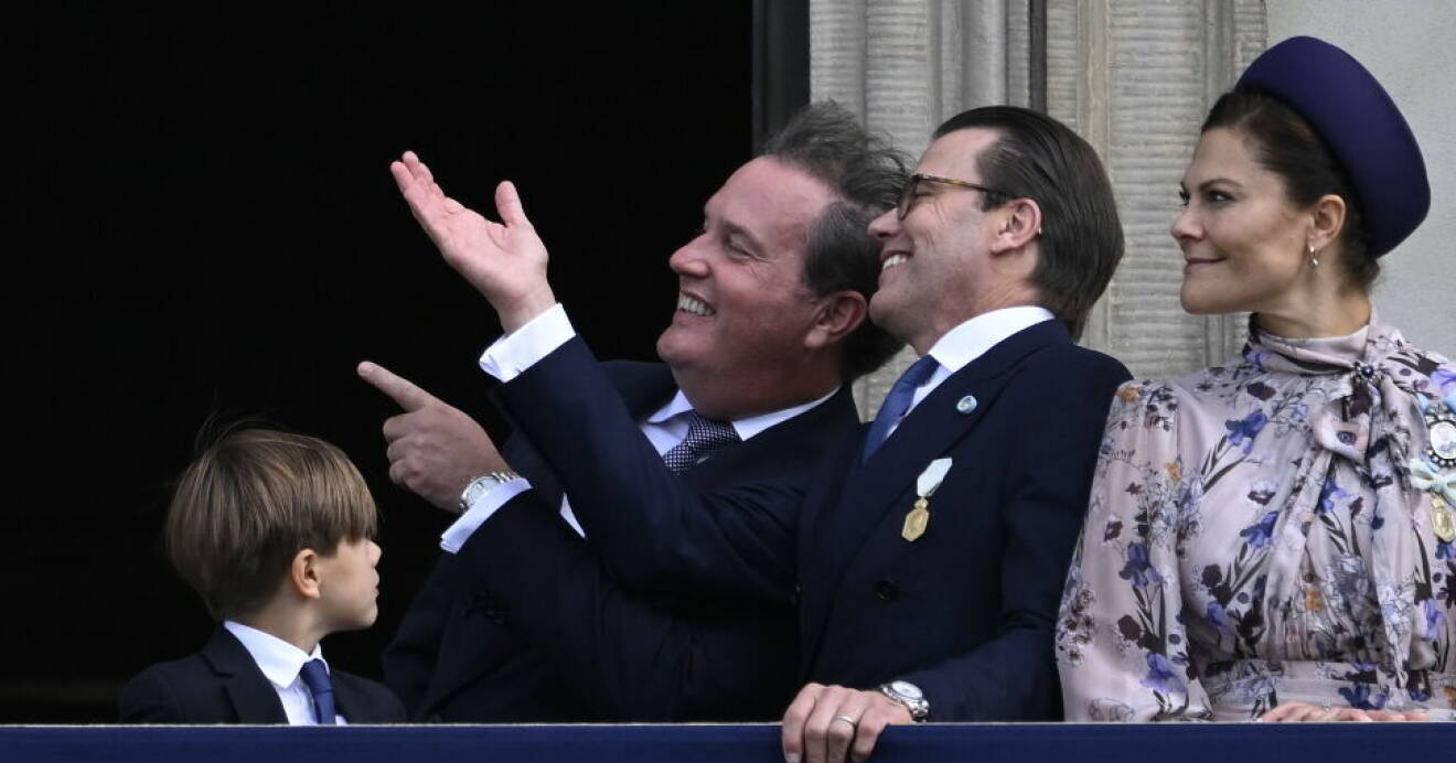 Prins Oscar, Chris O'Neill, prins Daniel och kronprinsessan Victoria på kungliga balkongen