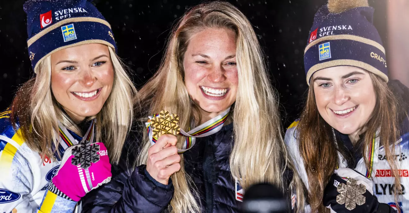 Medaljceremoni för Frida Karlsson, silver, Jessie Diggins, guld och Ebba Andersson, brons i damernas 10 km fristil under skid-VM i Planica 2023.