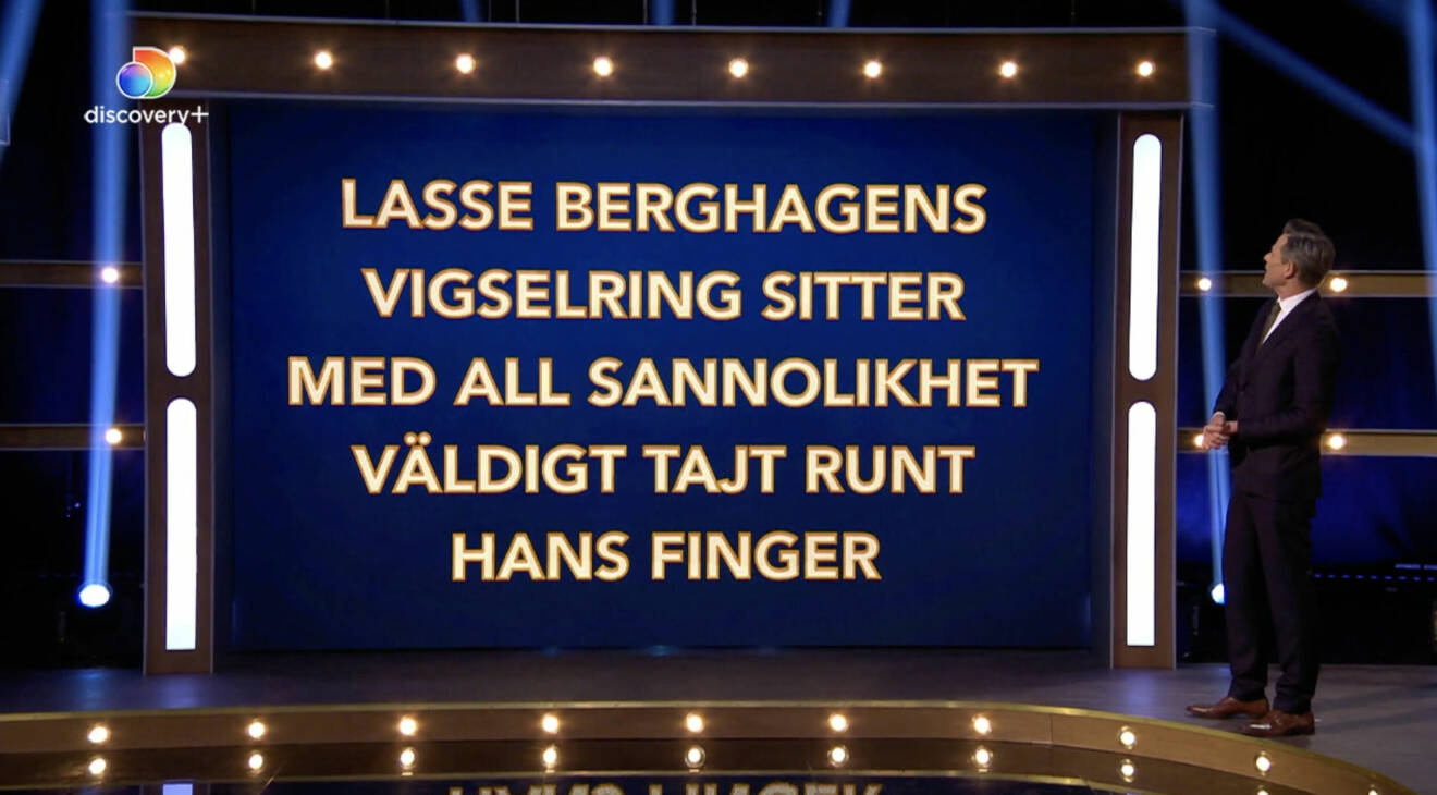 Fredrik Wikingsson läser upp en kategori i Alla mot alla med texten: "Lasse Berghagens vigselring sitter med all sannolikhet väldigt tajt runt hans finger"