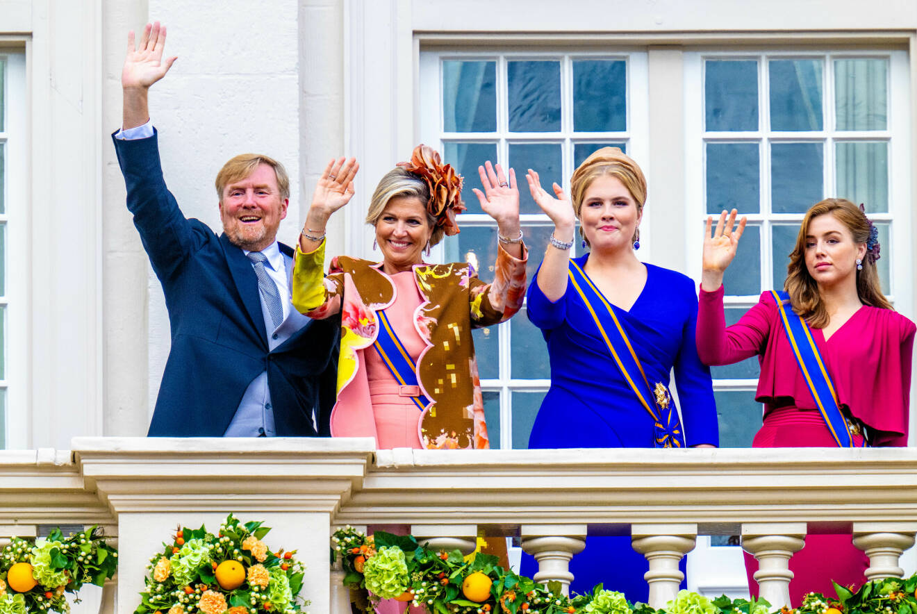 Den nederländska kungafamiljen vinkar till folket från en balkong