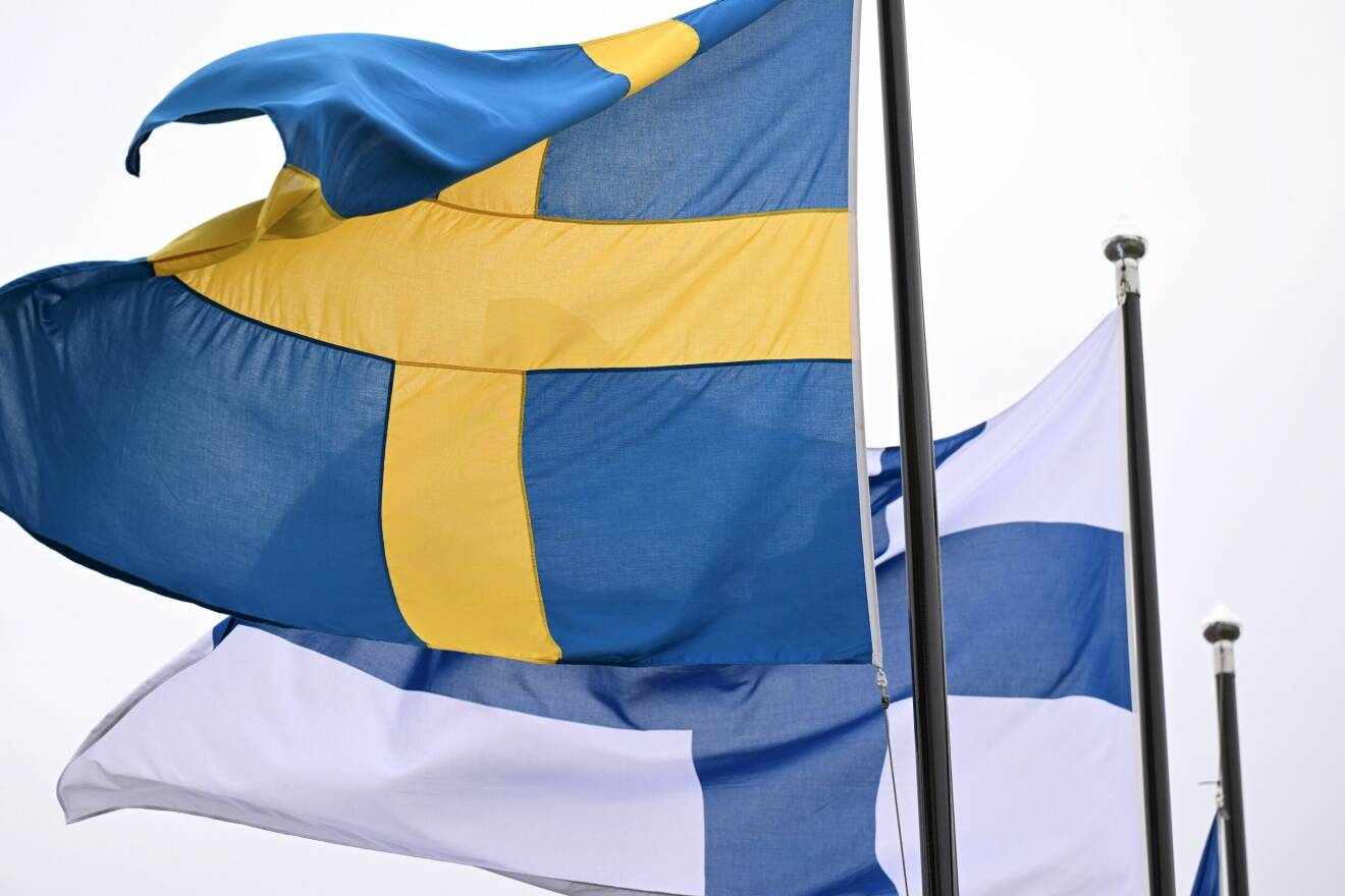 Svenska och finska flaggan under kronprinsessan Victorias besök på Hanaholmen 2023