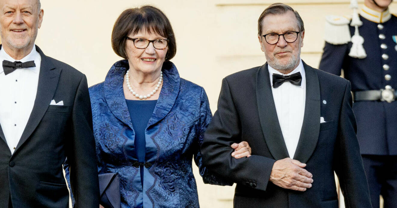 Ewa och Olle Westling arm i arm utanför Drottningholm