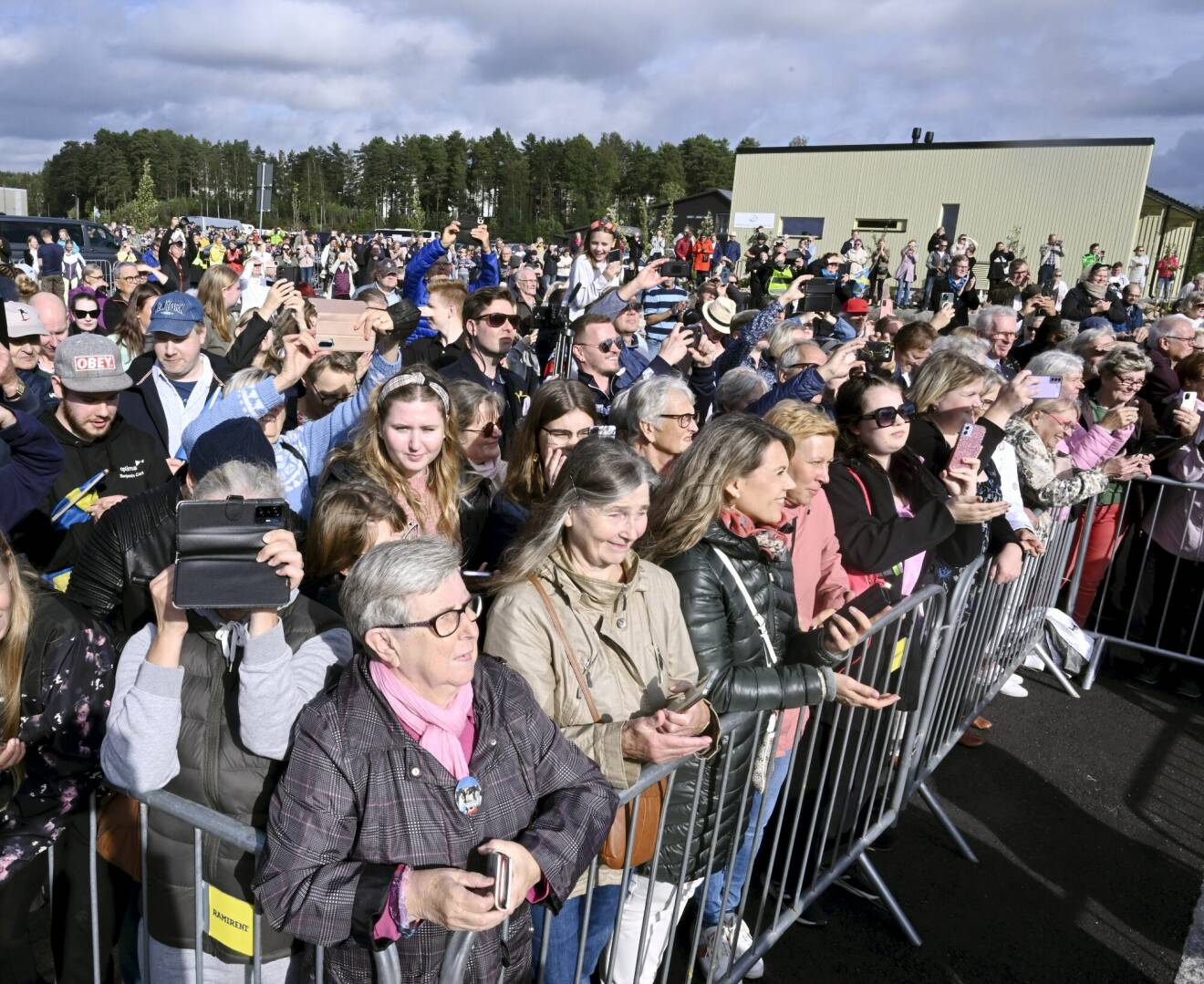 Kungliga fans i Lovisa stad under kronprinsessparets besök 2023