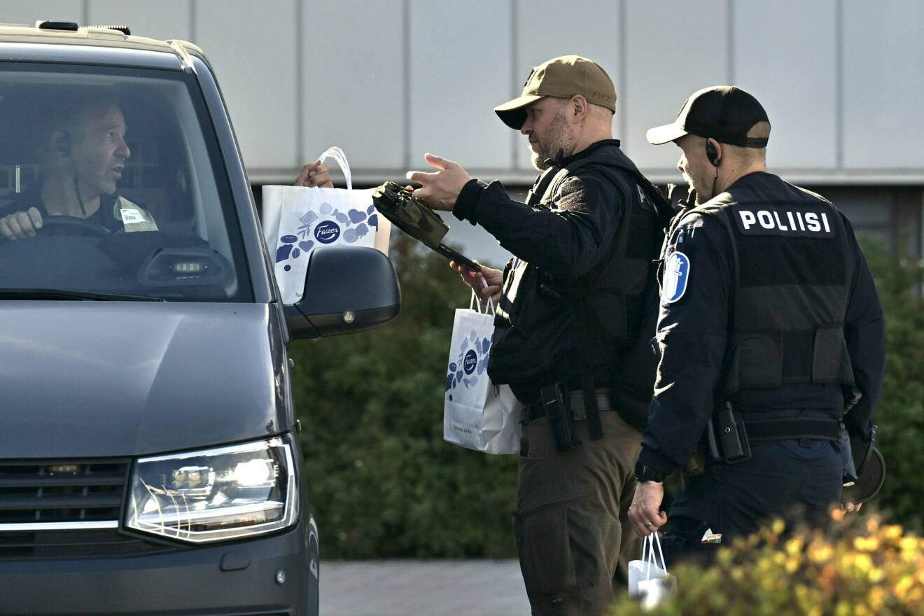 Den finska polisen med presentpåsar från Fazer under kronprinsessparets besök