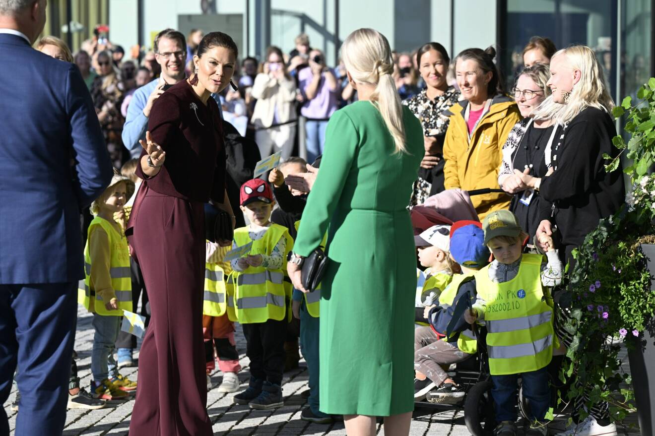 Kronprinsessan Victoria hälsar på folk utanför Fazers besökscentrum